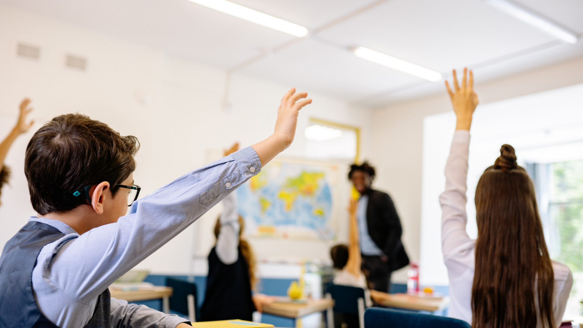Comunidad educativa adventista en una actividad de aprendizaje